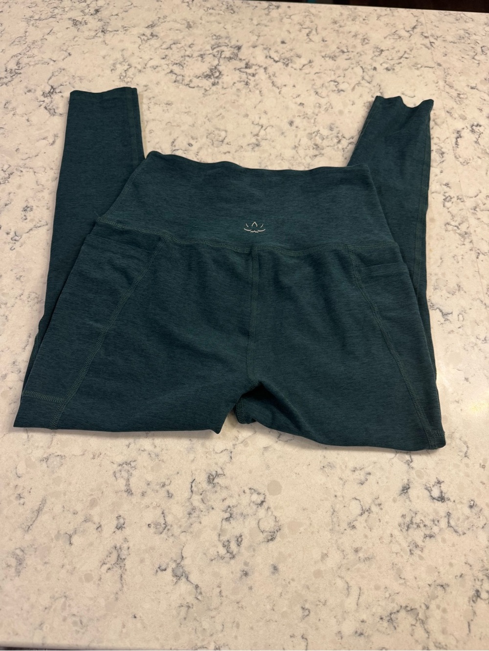 Beyond Yoga Dark Green Women’s Medium Leggings. Pockets on thighs. EUC